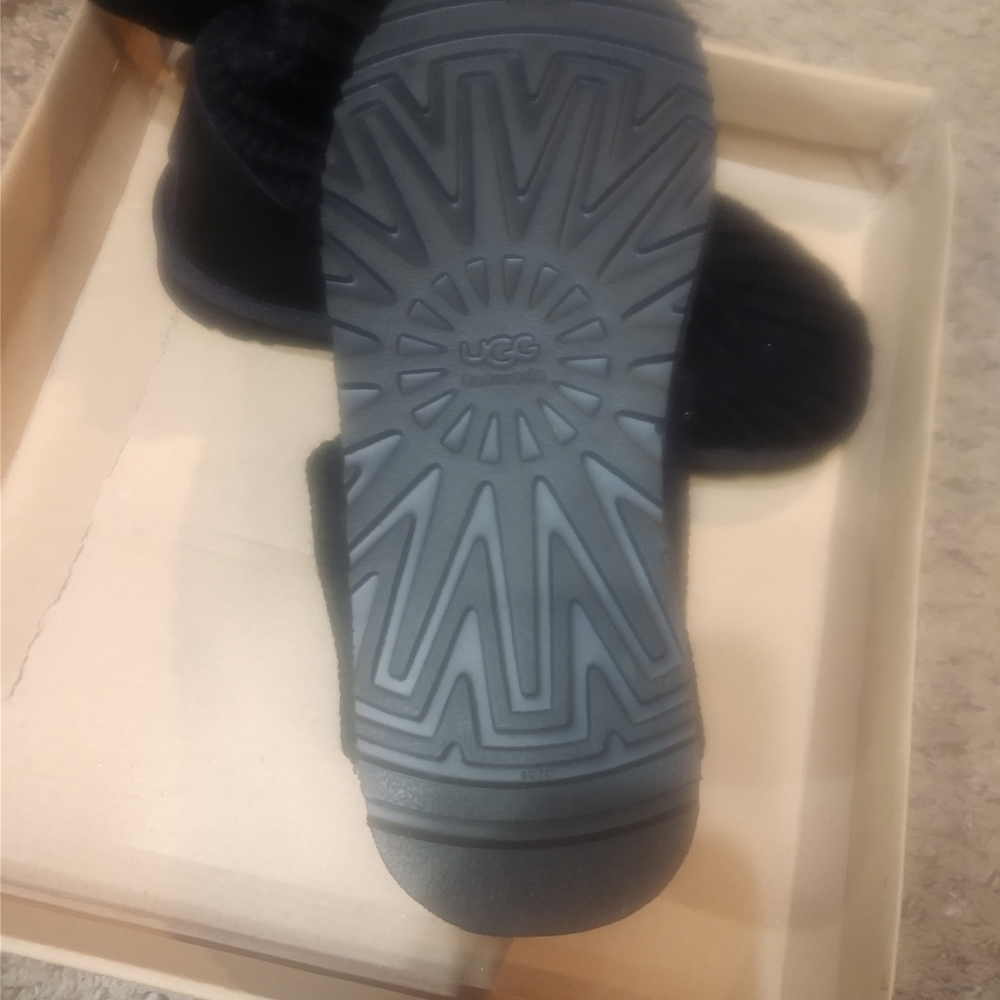 UGGS - Picture 3 of 4
